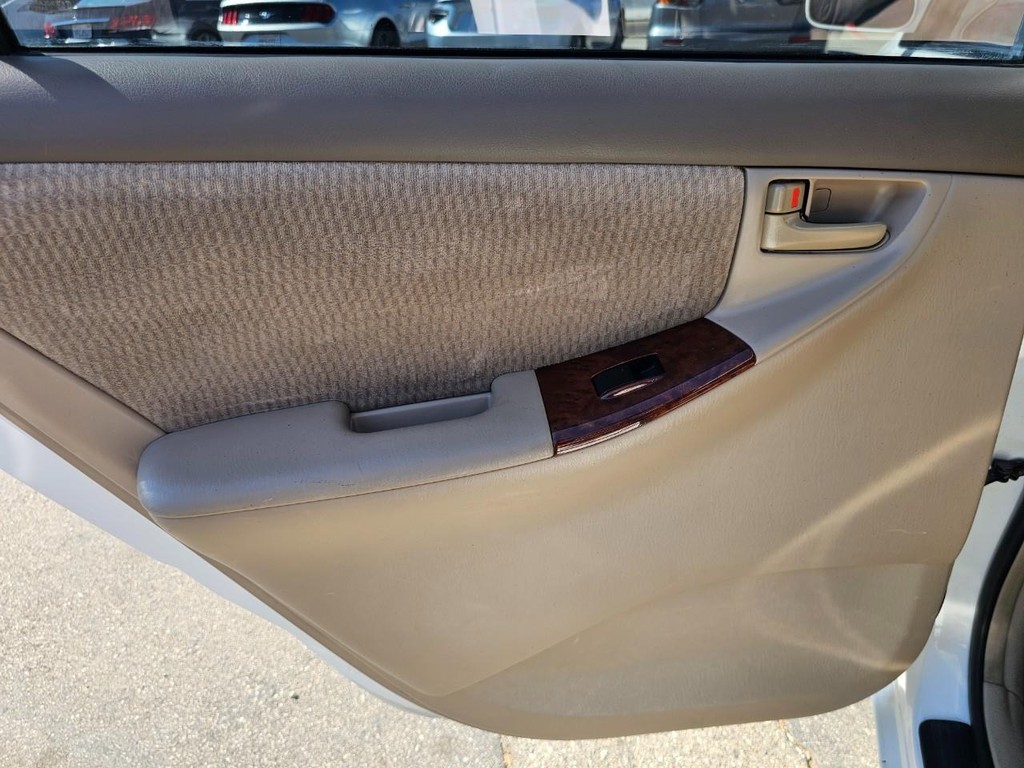 Toyota Corolla Vehicle Full-screen Gallery Image 19