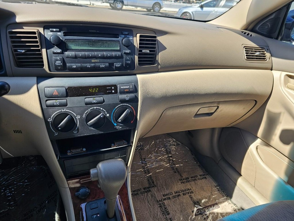 Toyota Corolla Vehicle Full-screen Gallery Image 25