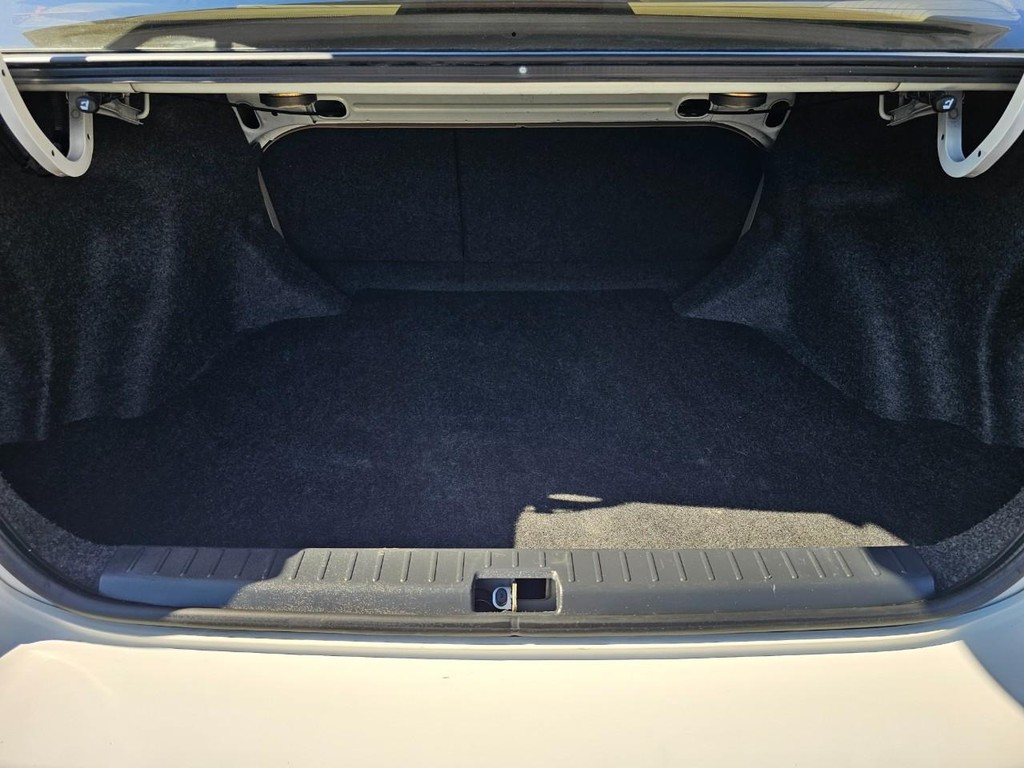 Toyota Corolla Vehicle Full-screen Gallery Image 27