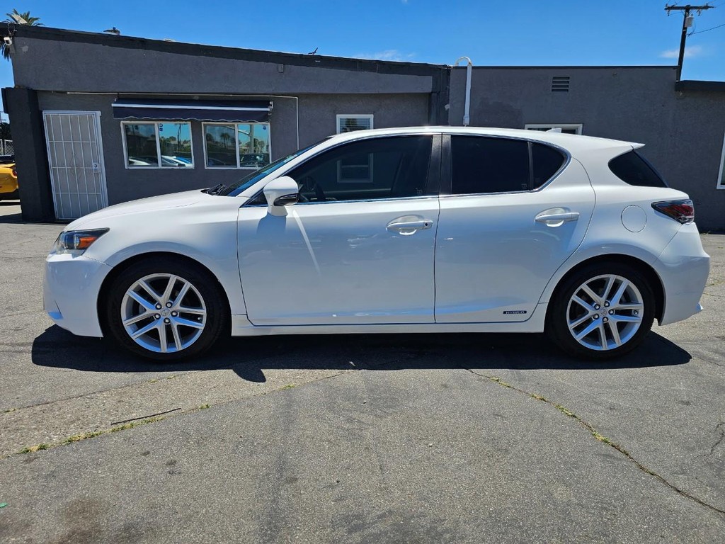 Lexus CT 200h Vehicle Full-screen Gallery Image 2