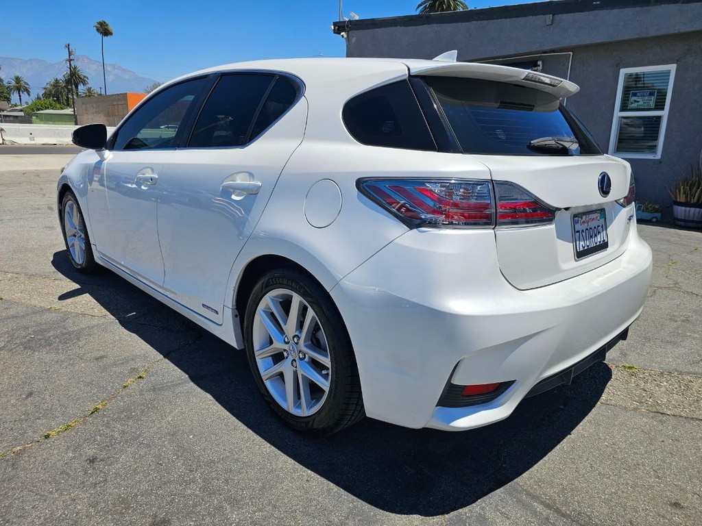 Lexus CT 200h Vehicle Full-screen Gallery Image 3