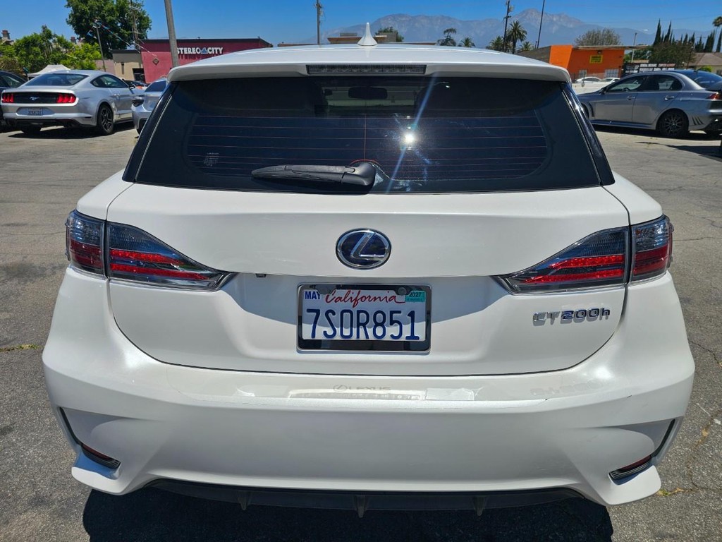 Lexus CT 200h Vehicle Full-screen Gallery Image 4