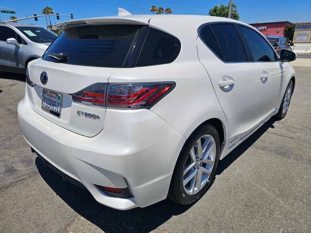 Lexus CT 200h Vehicle Full-screen Gallery Image 5