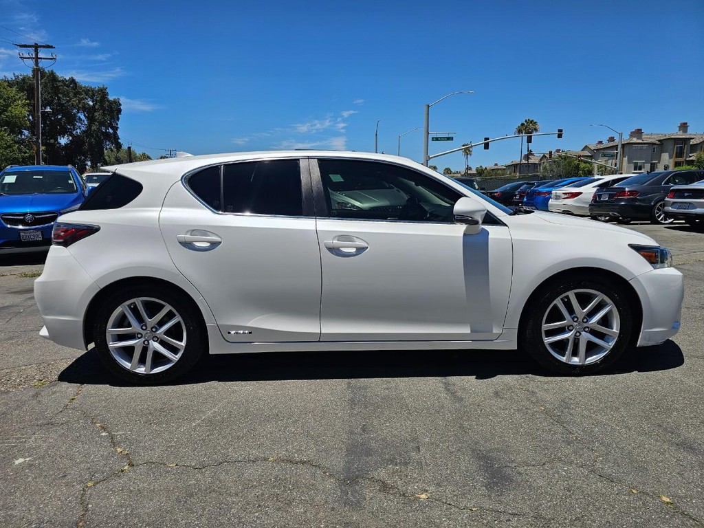 Lexus CT 200h Vehicle Full-screen Gallery Image 6