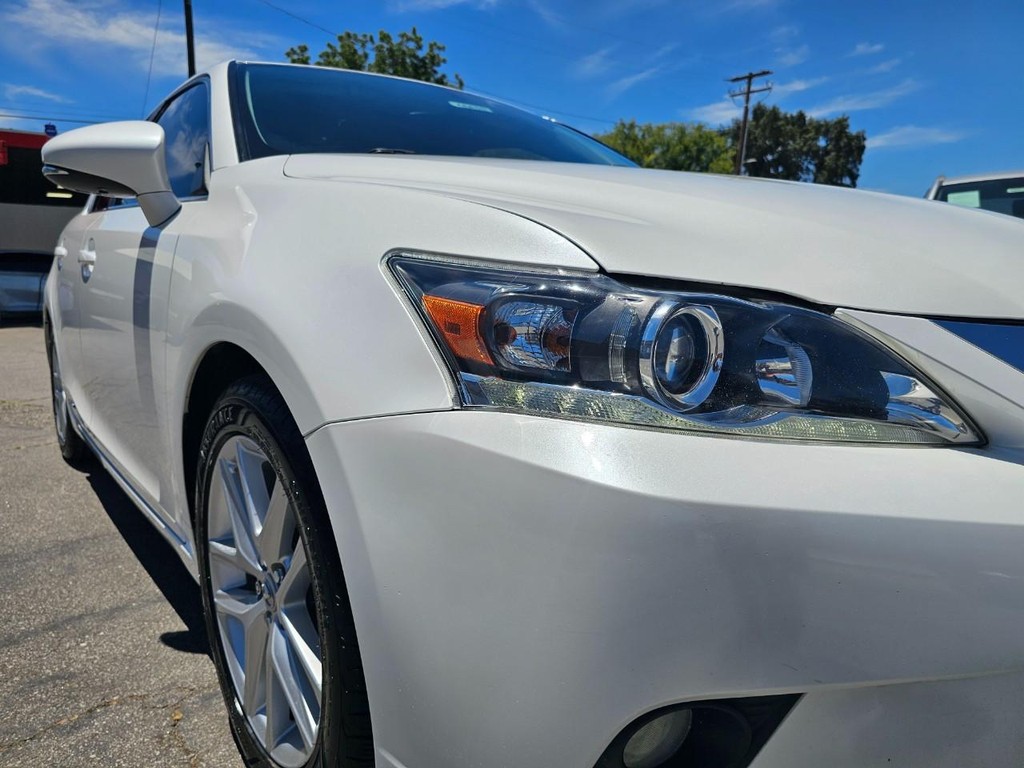 Lexus CT 200h Vehicle Full-screen Gallery Image 9