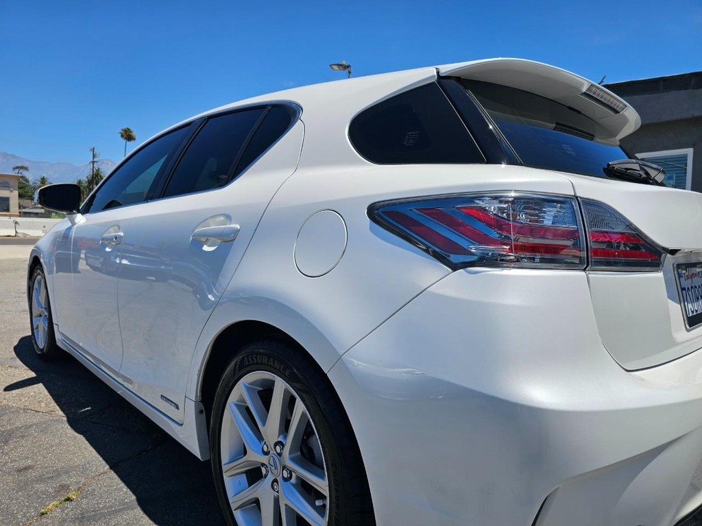 Lexus CT 200h Vehicle Full-screen Gallery Image 11