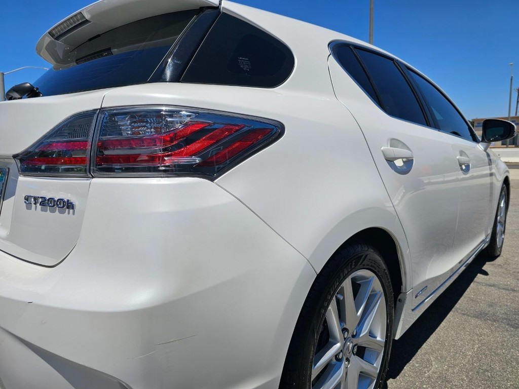 Lexus CT 200h Vehicle Full-screen Gallery Image 12