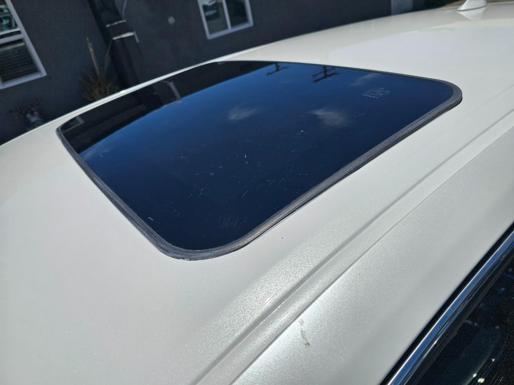 Lexus CT 200h Vehicle Full-screen Gallery Image 15