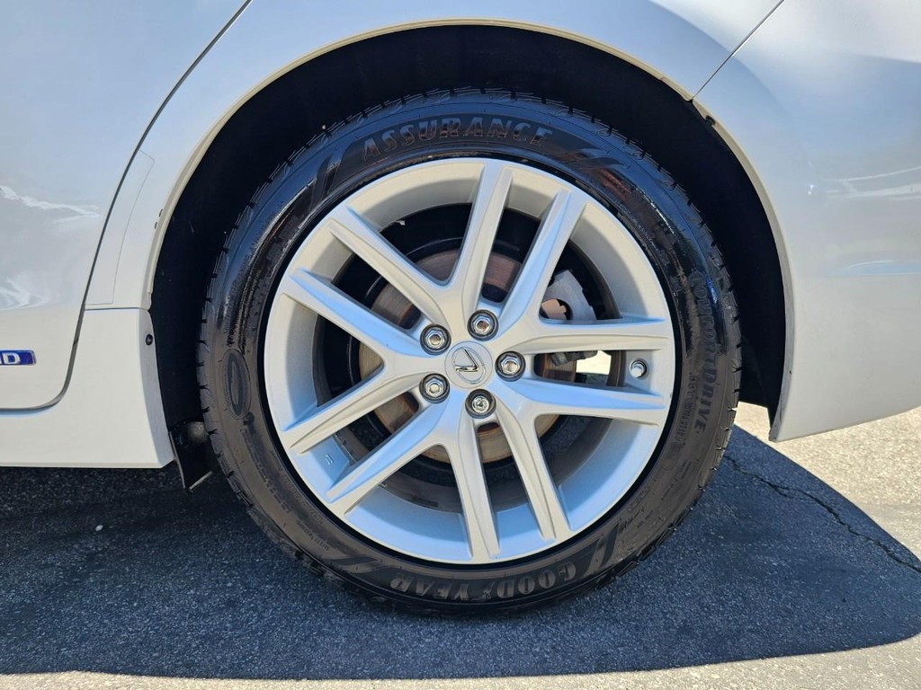 Lexus CT 200h Vehicle Full-screen Gallery Image 16