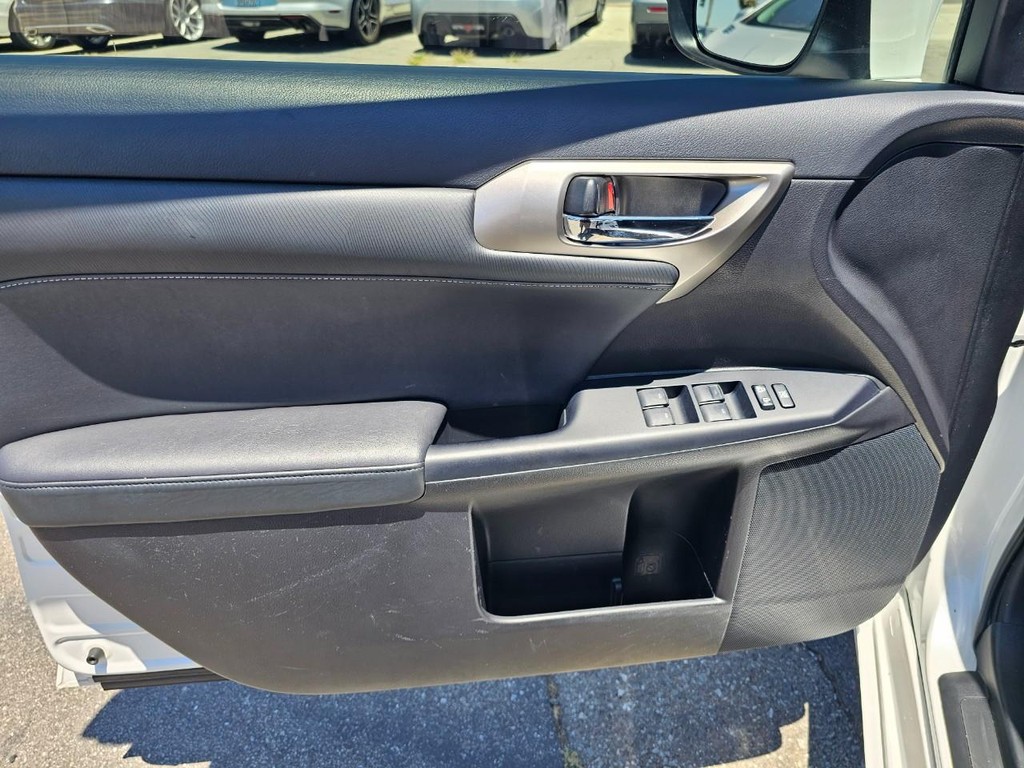 Lexus CT 200h Vehicle Full-screen Gallery Image 18