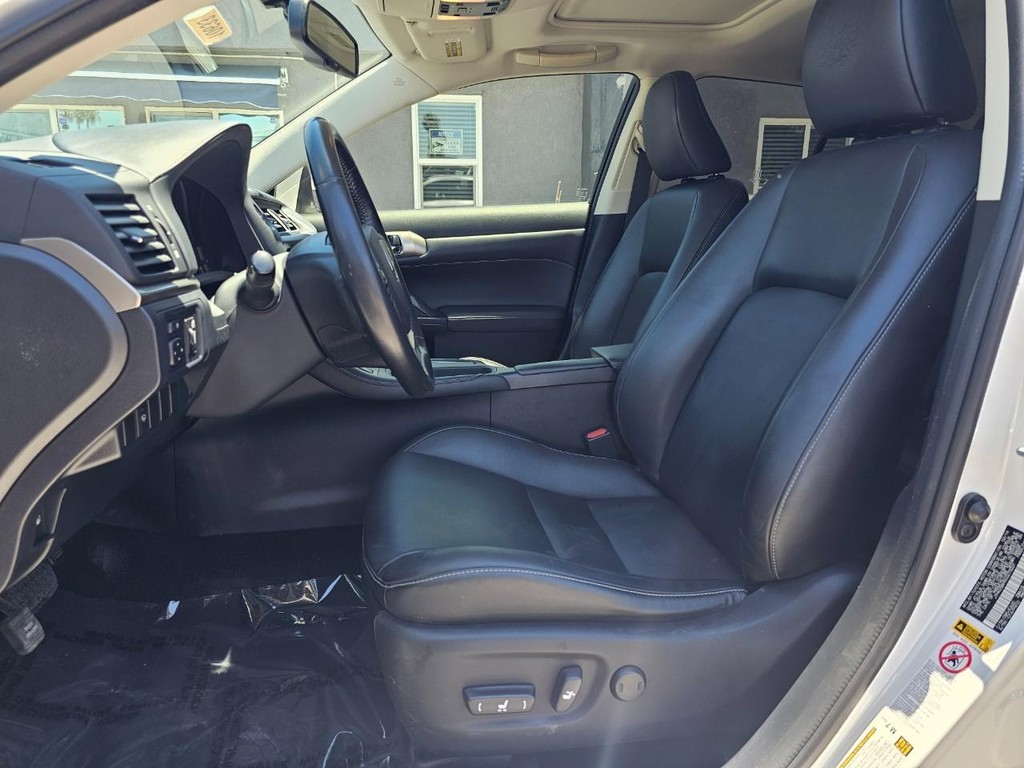 Lexus CT 200h Vehicle Full-screen Gallery Image 19