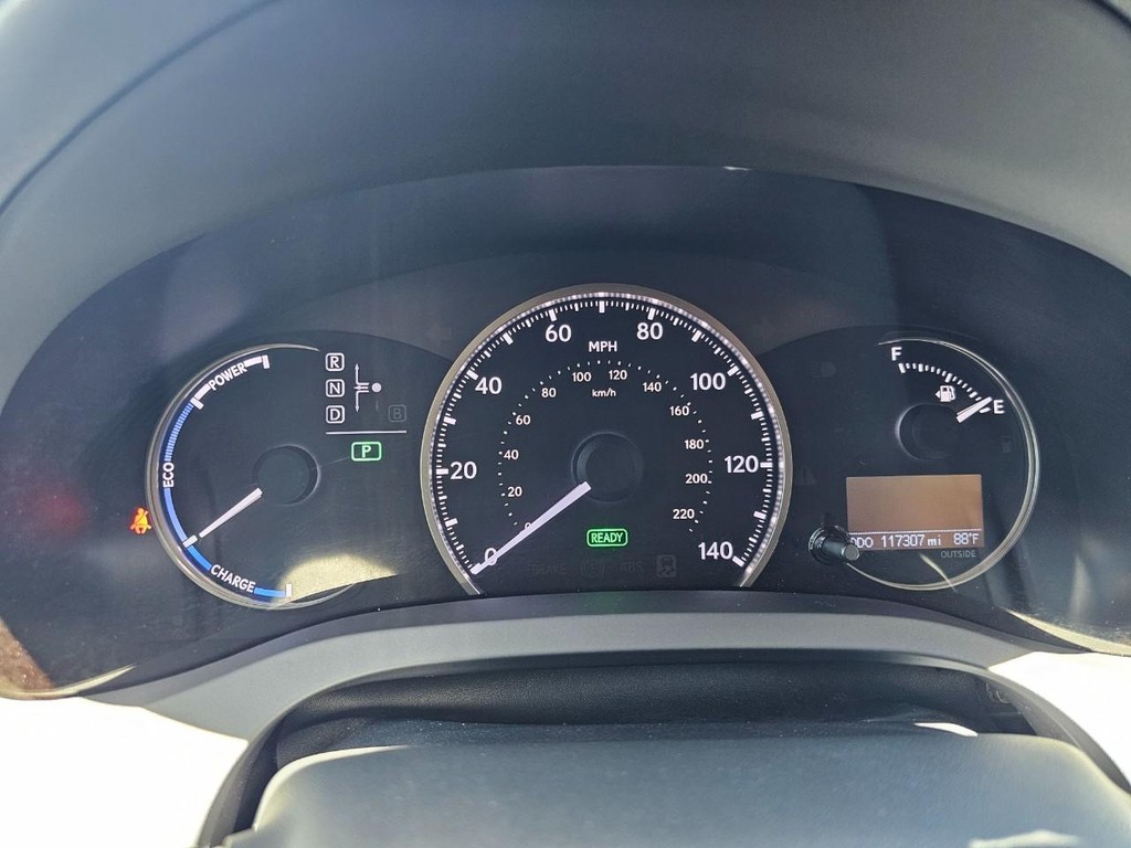 Lexus CT 200h Vehicle Full-screen Gallery Image 21