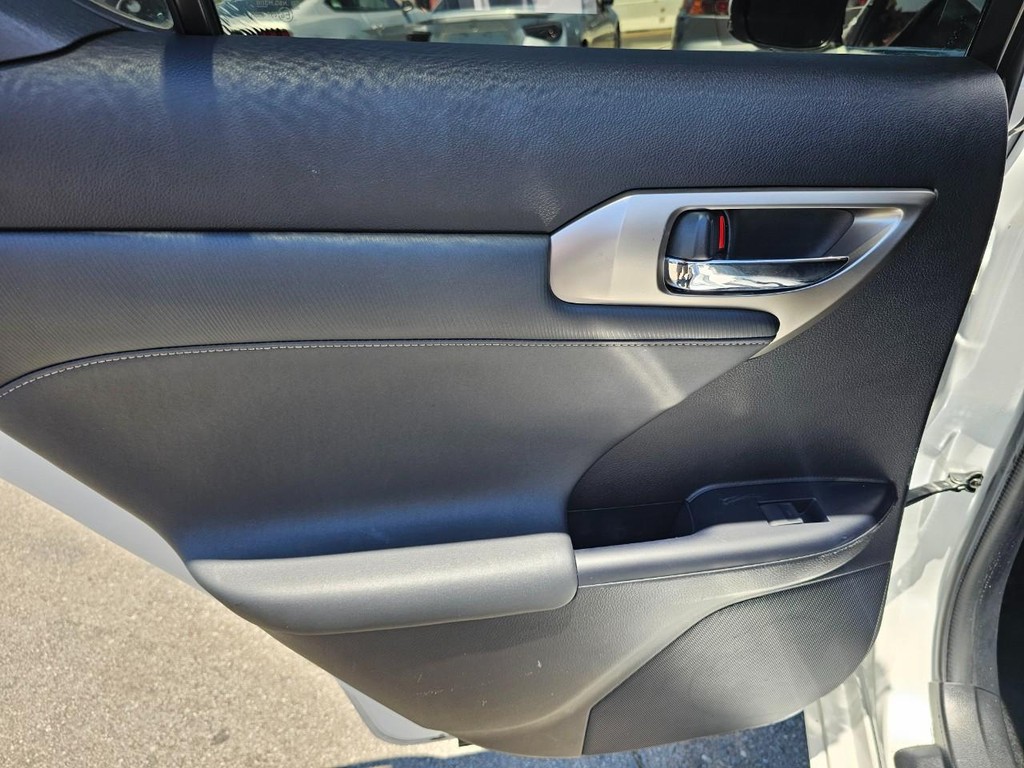 Lexus CT 200h Vehicle Full-screen Gallery Image 24