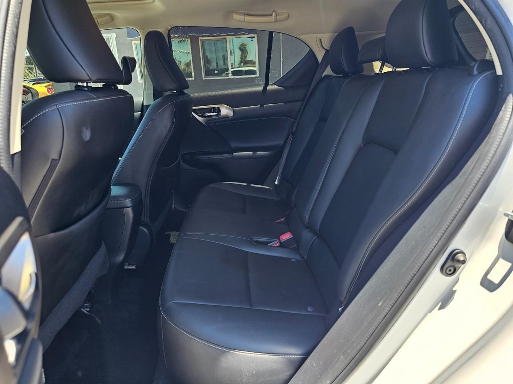 Lexus CT 200h Vehicle Full-screen Gallery Image 25