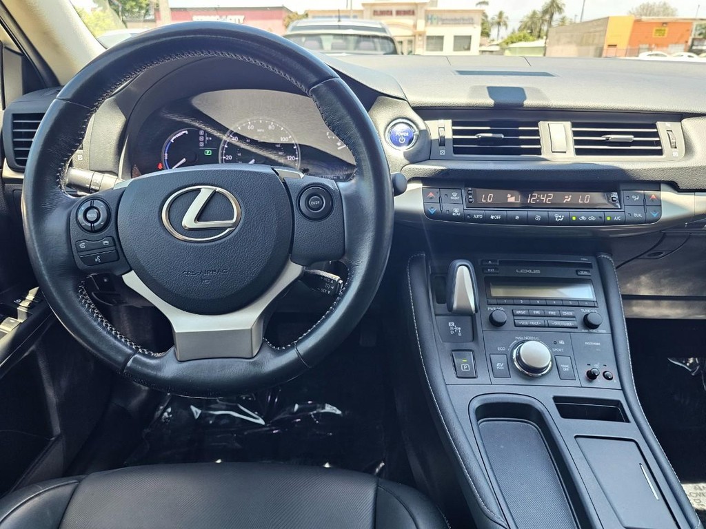 Lexus CT 200h Vehicle Full-screen Gallery Image 27