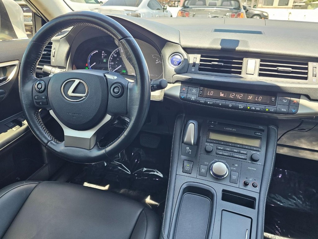Lexus CT 200h Vehicle Full-screen Gallery Image 29