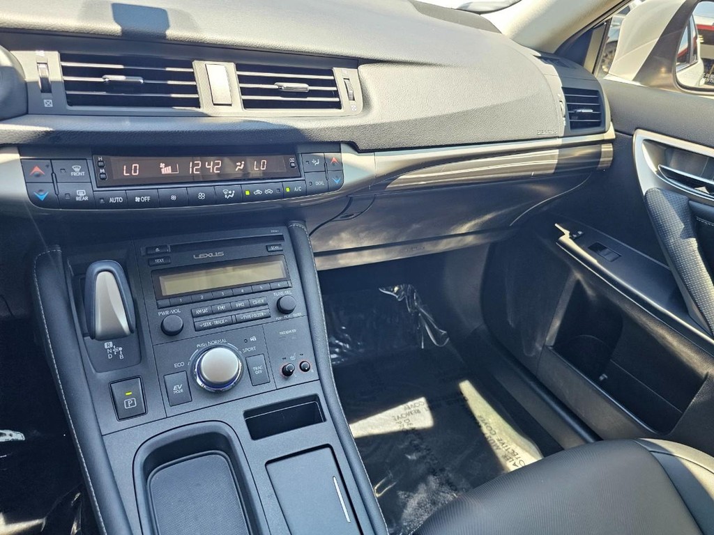 Lexus CT 200h Vehicle Full-screen Gallery Image 30