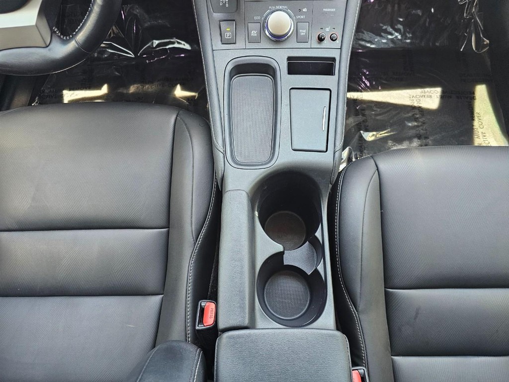Lexus CT 200h Vehicle Full-screen Gallery Image 31