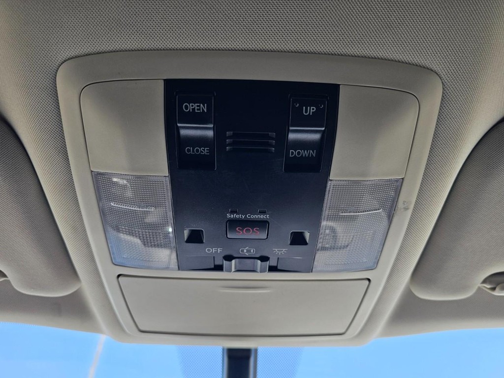 Lexus CT 200h Vehicle Full-screen Gallery Image 32