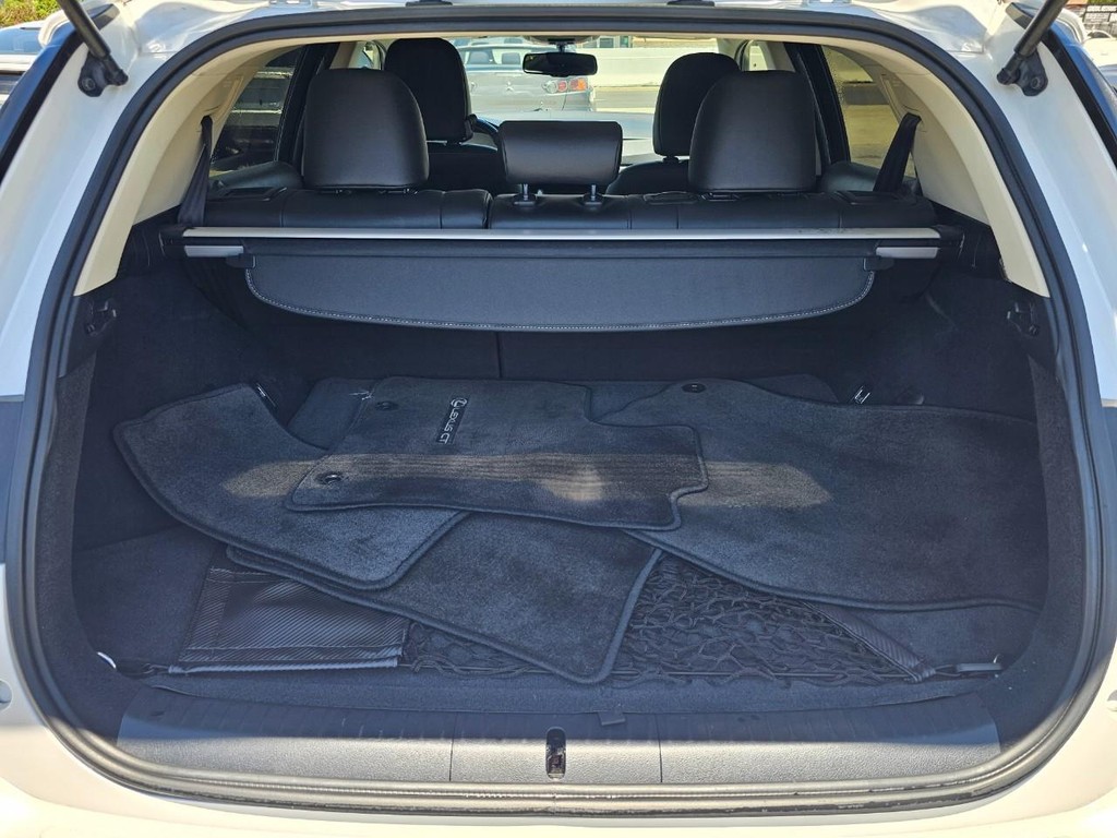 Lexus CT 200h Vehicle Full-screen Gallery Image 34