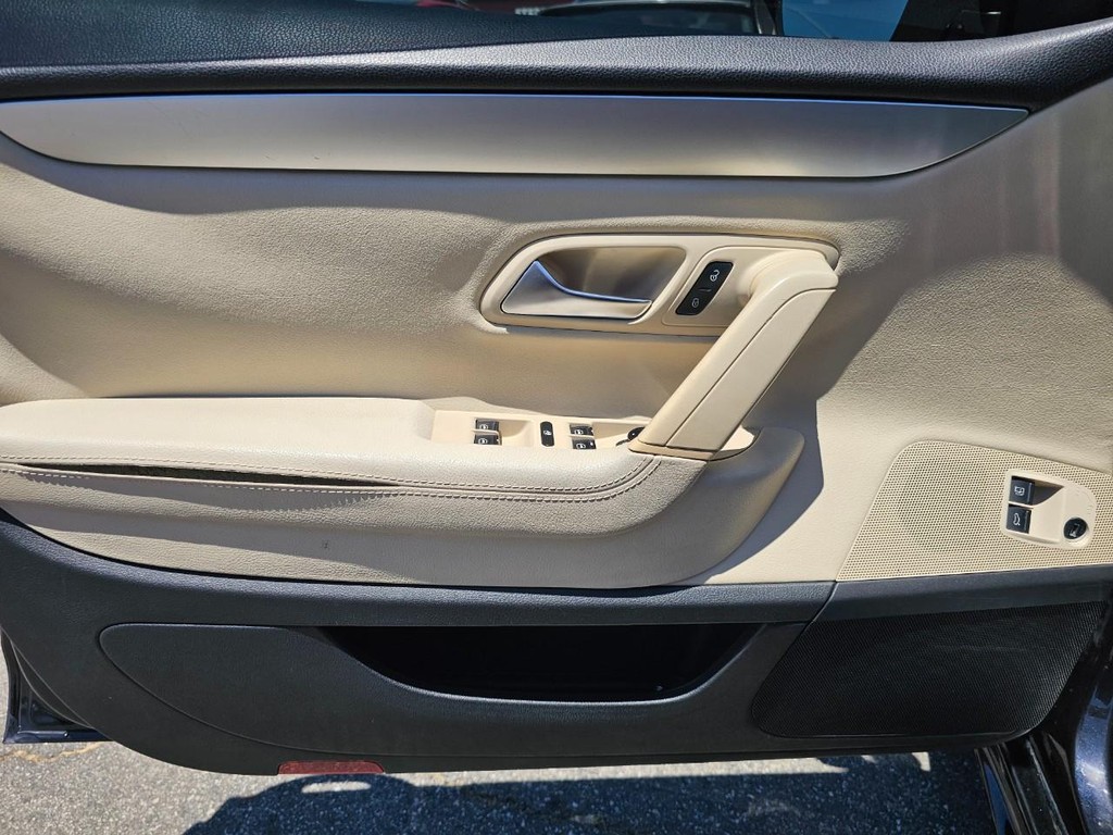 Volkswagen CC Vehicle Full-screen Gallery Image 15
