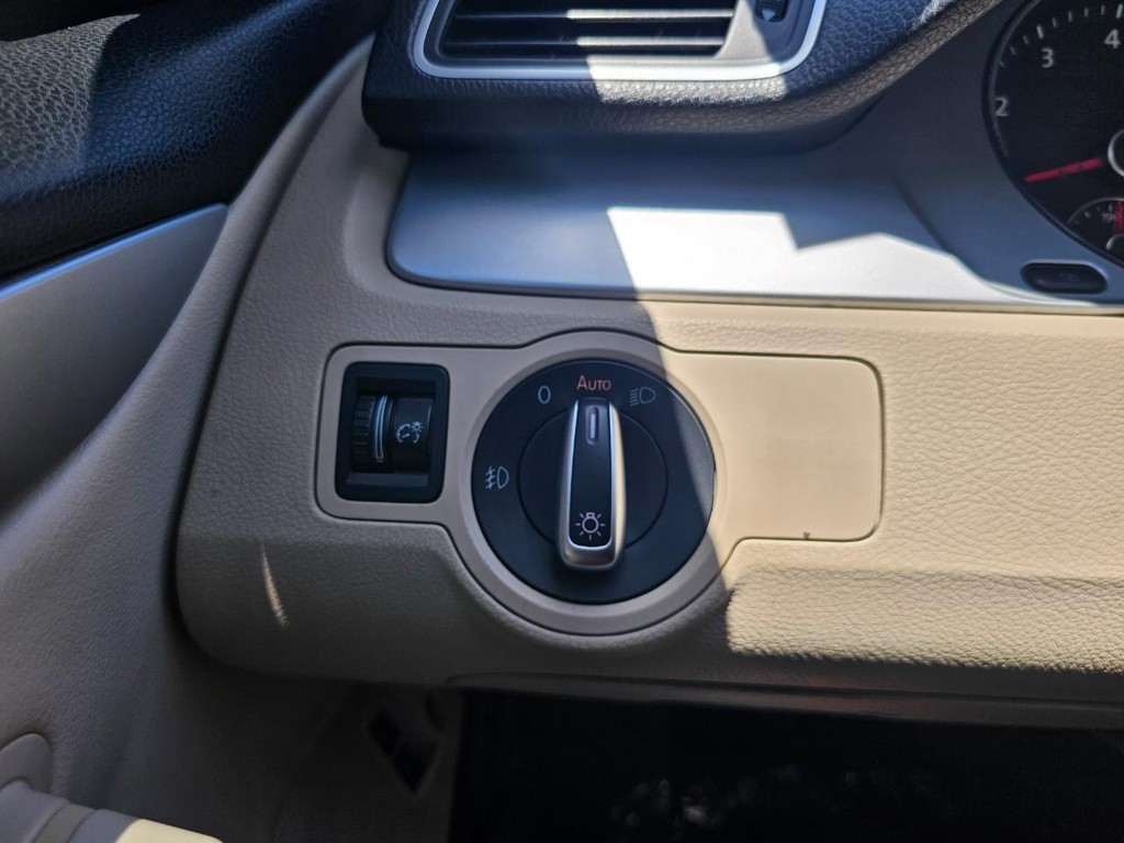 Volkswagen CC Vehicle Full-screen Gallery Image 17