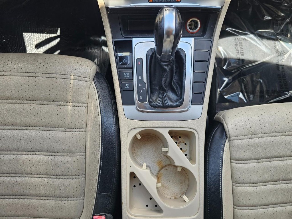 Volkswagen CC Vehicle Full-screen Gallery Image 26