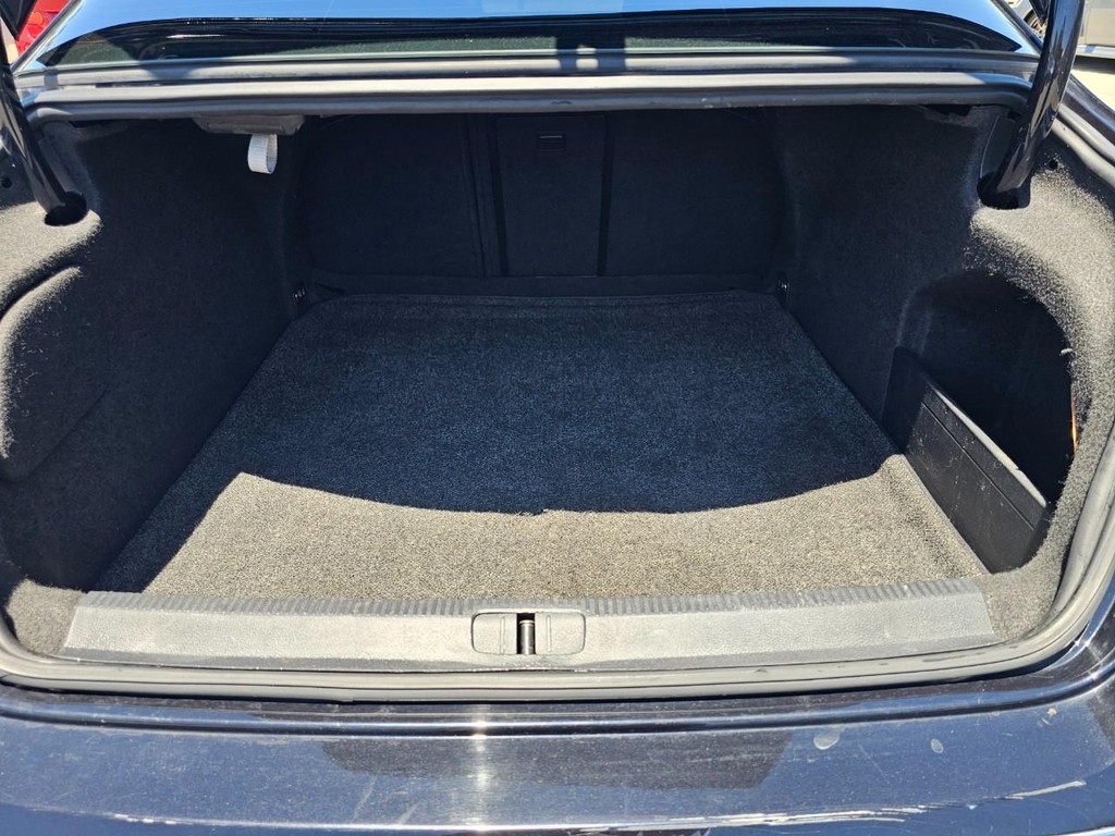 Volkswagen CC Vehicle Full-screen Gallery Image 28