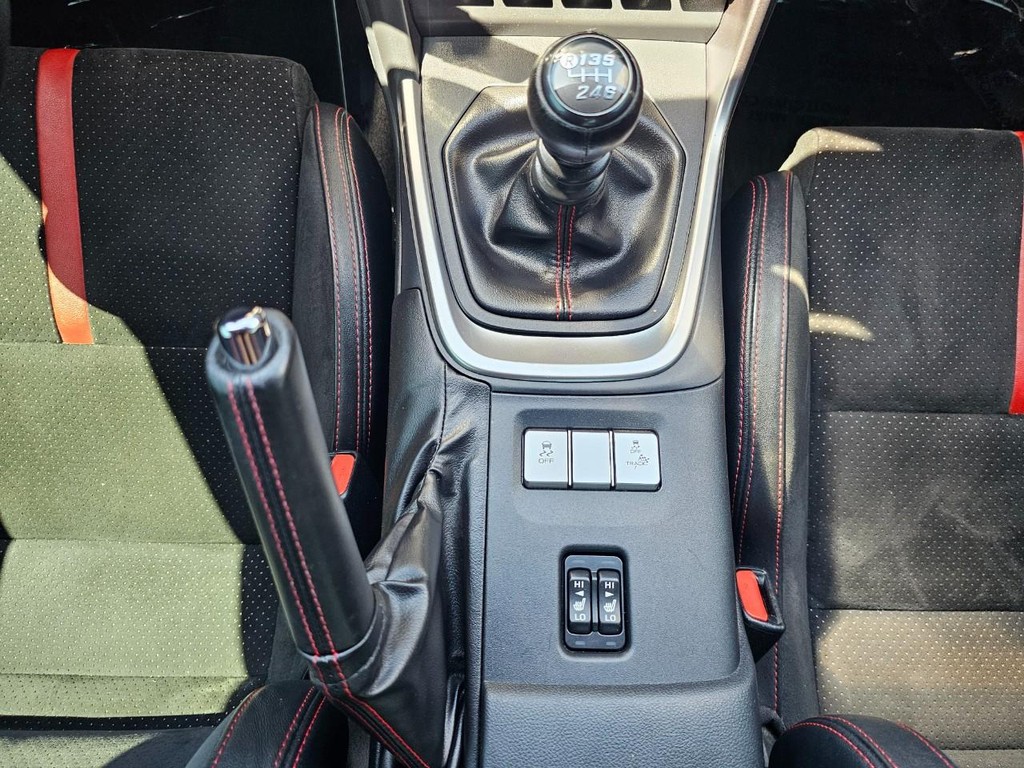 Subaru BRZ Vehicle Full-screen Gallery Image 28