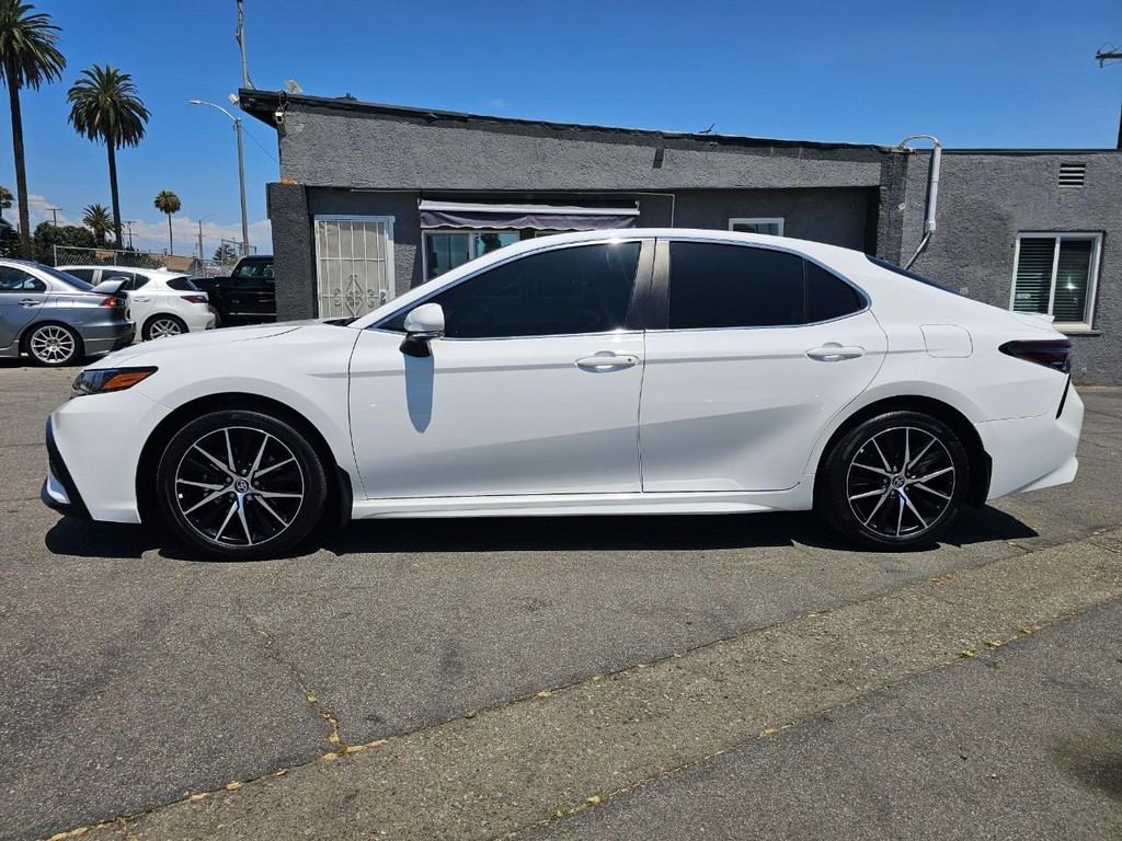 Toyota Camry Vehicle Full-screen Gallery Image 2