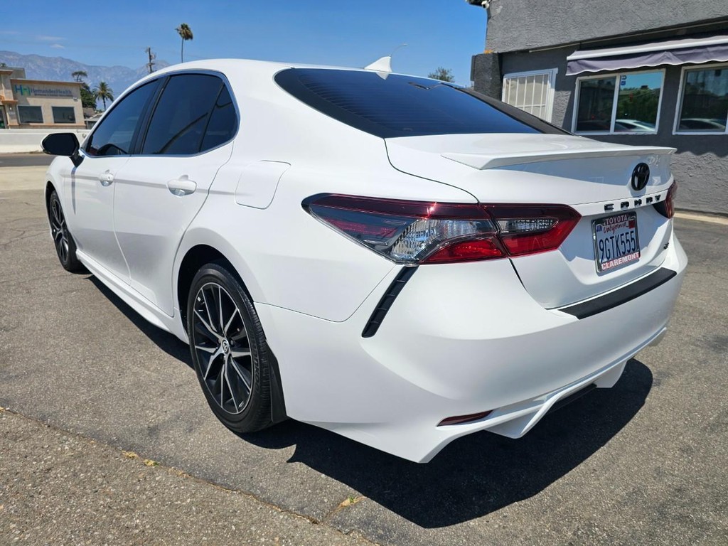 Toyota Camry Vehicle Full-screen Gallery Image 3