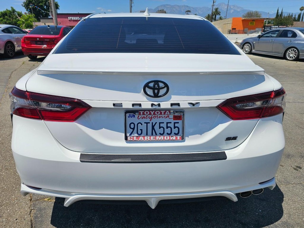 Toyota Camry Vehicle Full-screen Gallery Image 4
