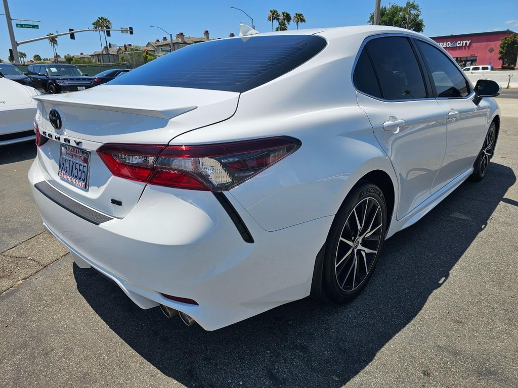 Toyota Camry Vehicle Full-screen Gallery Image 5