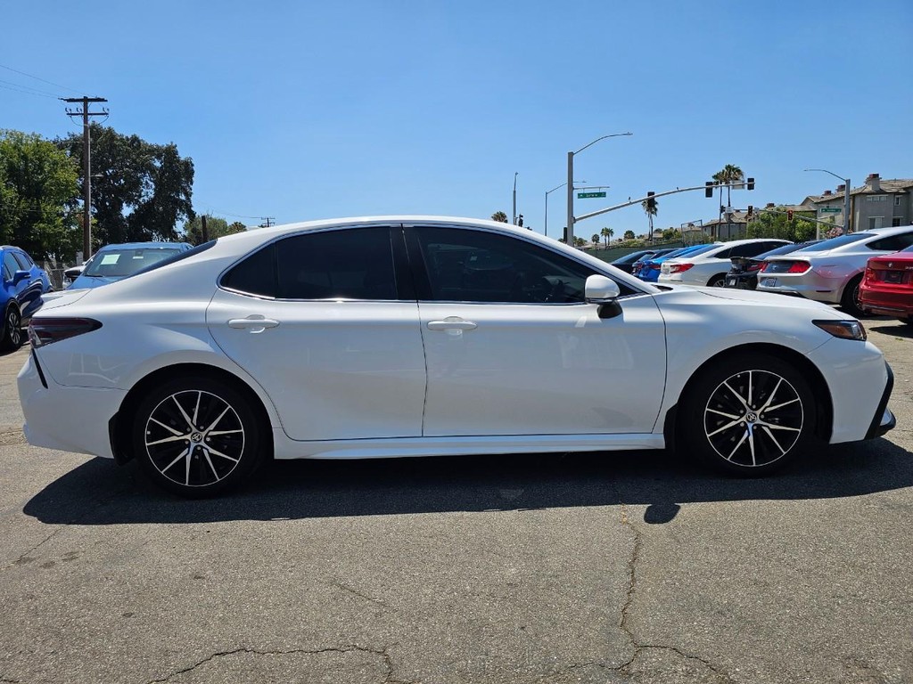 Toyota Camry Vehicle Full-screen Gallery Image 6