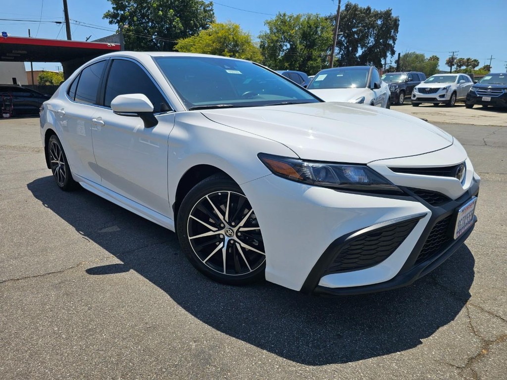 Toyota Camry Vehicle Full-screen Gallery Image 7
