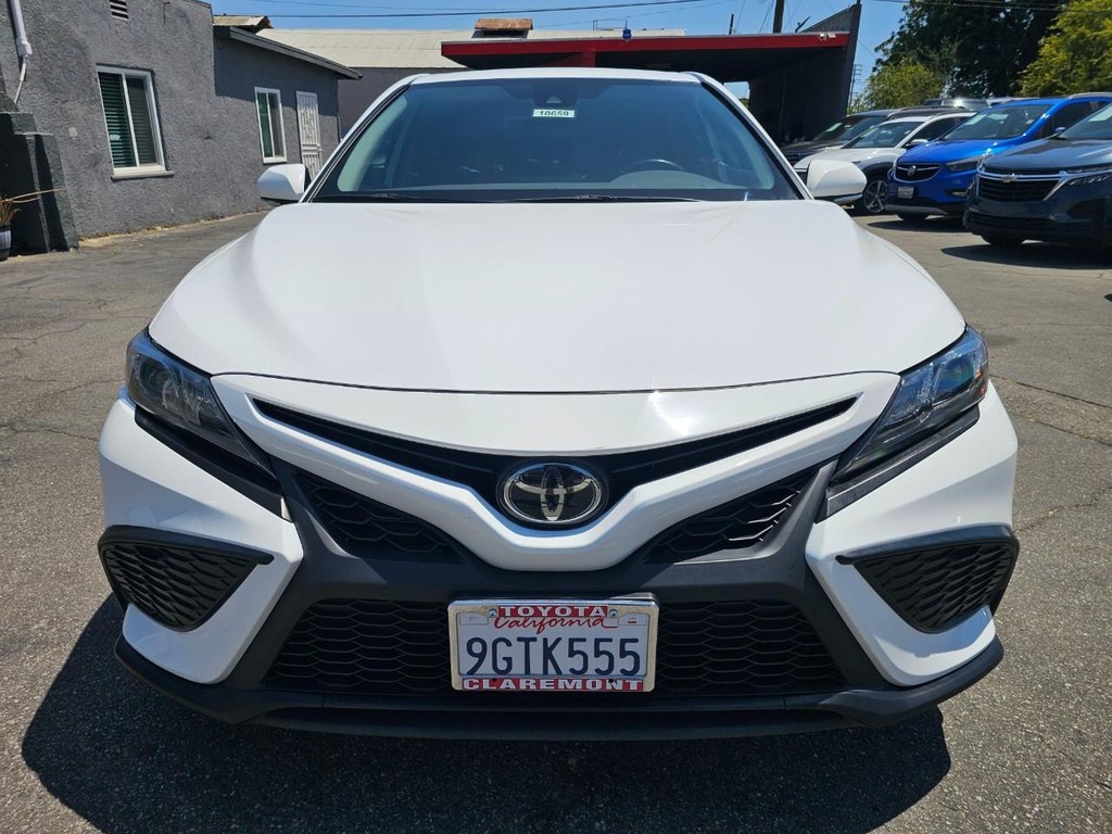 Toyota Camry Vehicle Full-screen Gallery Image 8