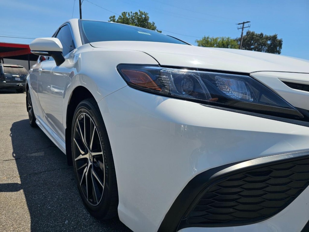 Toyota Camry Vehicle Full-screen Gallery Image 9