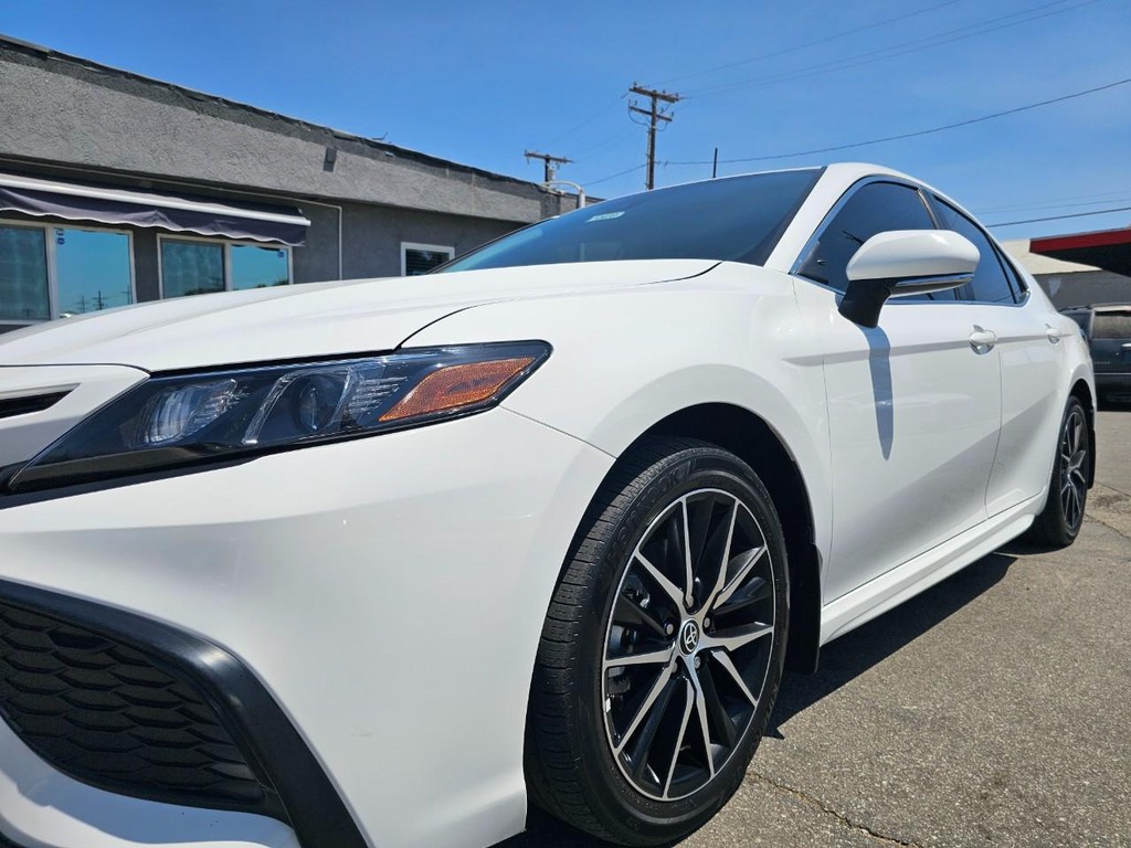 Toyota Camry Vehicle Full-screen Gallery Image 10