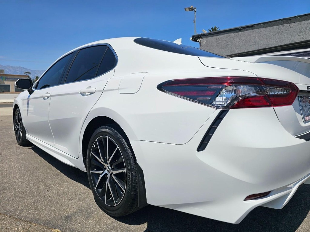 Toyota Camry Vehicle Full-screen Gallery Image 11