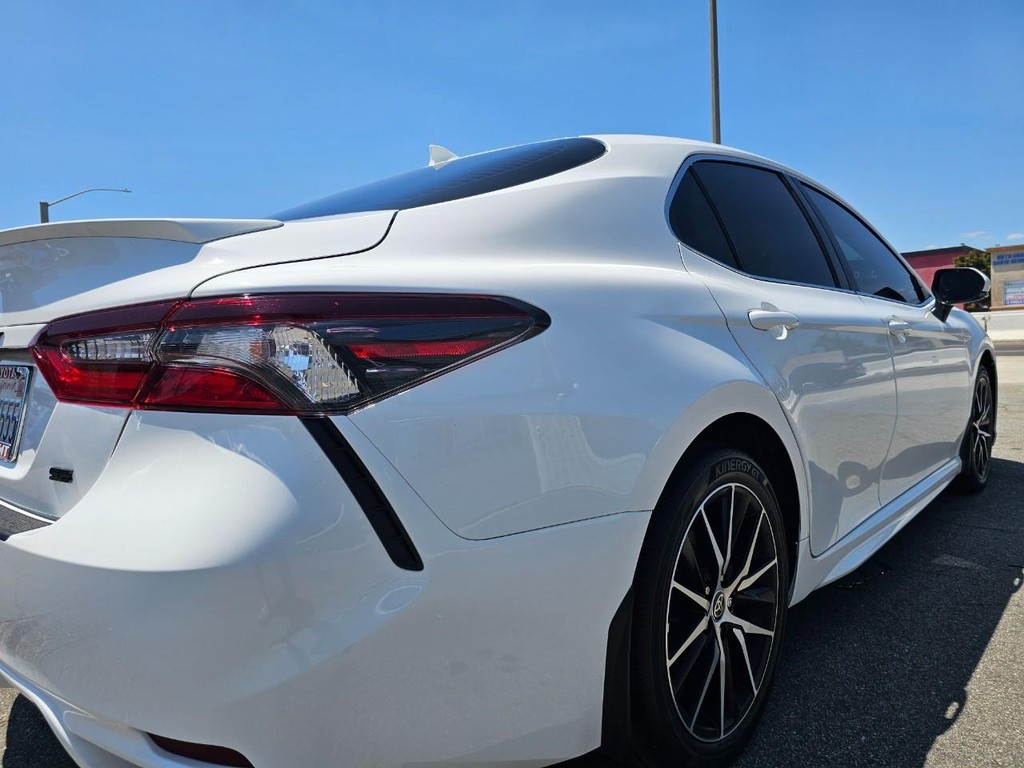 Toyota Camry Vehicle Full-screen Gallery Image 12