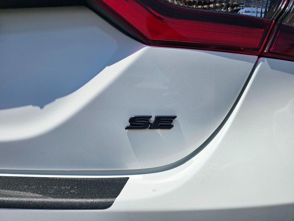 Toyota Camry Vehicle Full-screen Gallery Image 13