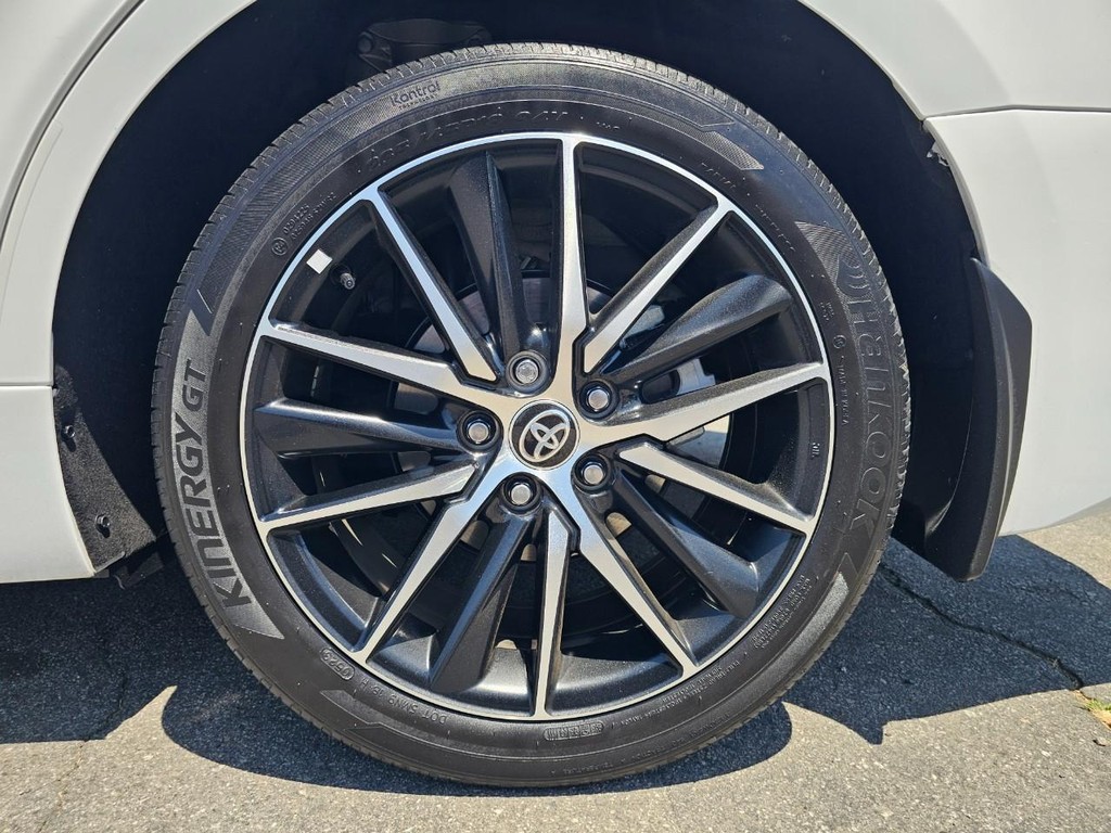 Toyota Camry Vehicle Full-screen Gallery Image 15