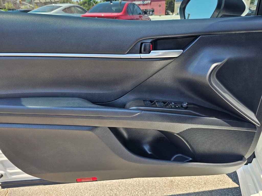 Toyota Camry Vehicle Full-screen Gallery Image 16