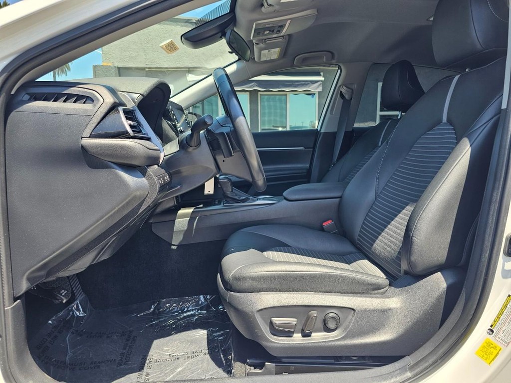 Toyota Camry Vehicle Full-screen Gallery Image 17