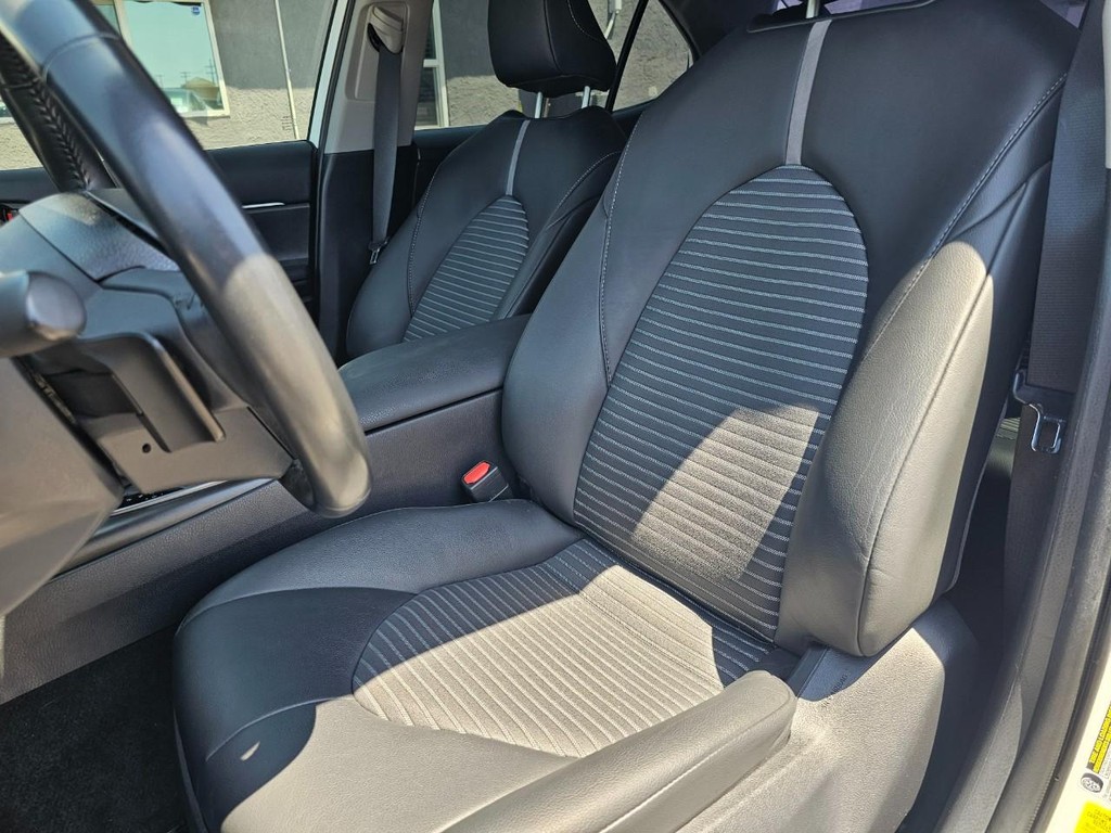 Toyota Camry Vehicle Full-screen Gallery Image 18