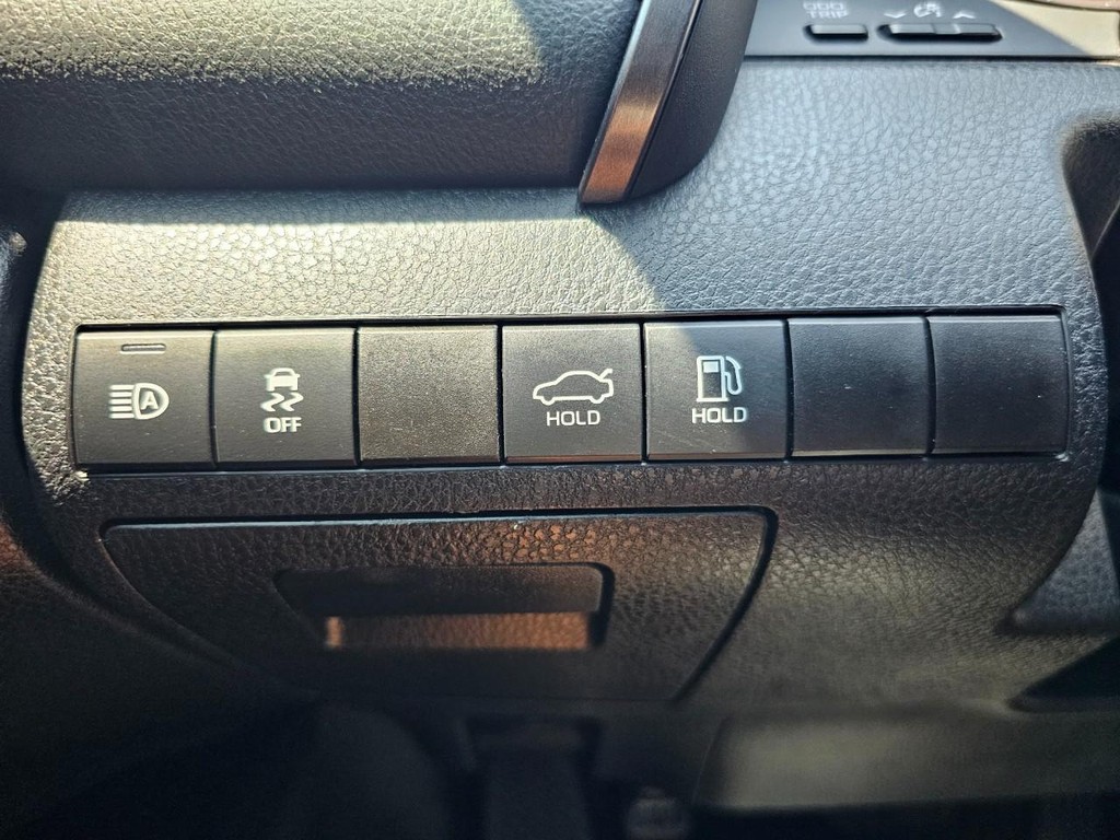 Toyota Camry Vehicle Full-screen Gallery Image 19