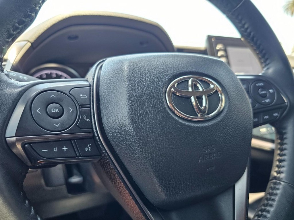 Toyota Camry Vehicle Full-screen Gallery Image 20