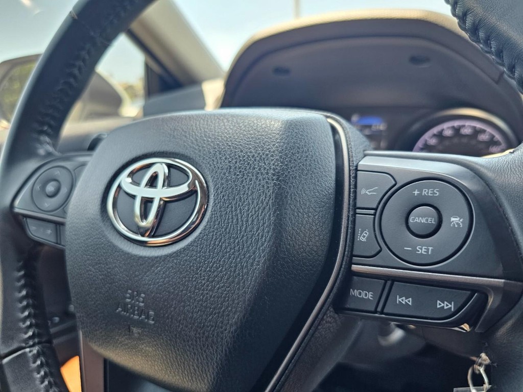 Toyota Camry Vehicle Full-screen Gallery Image 21