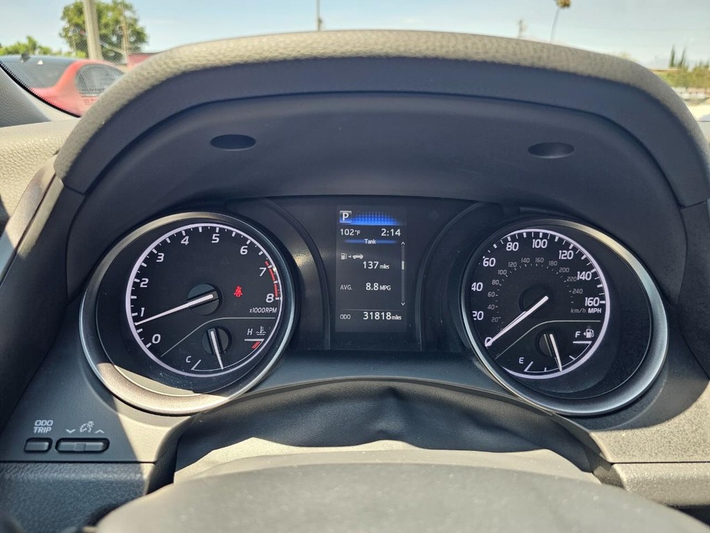 Toyota Camry Vehicle Full-screen Gallery Image 22