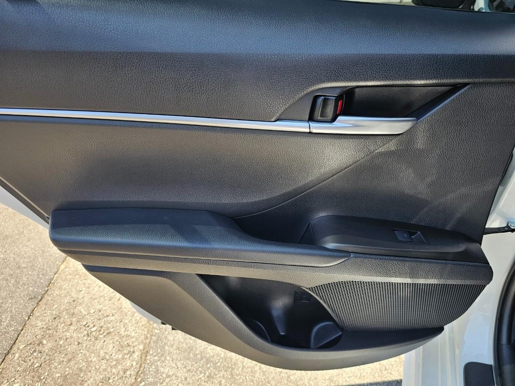 Toyota Camry Vehicle Full-screen Gallery Image 25